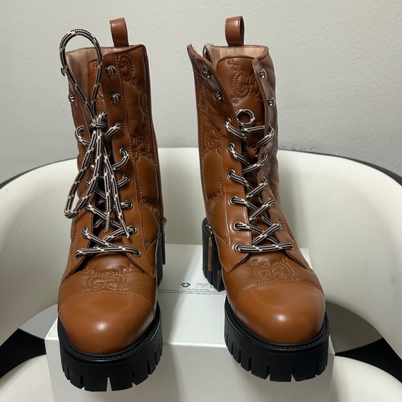 GUCCI GG LOGO LEATHER COMBAT BOOTS, TAN WOMEN’S LACE-UP ANKLE BOOTS WITH GG - Picture 5 of 17